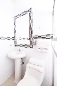 A bathroom at Hotel Versailles Internacional