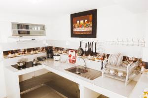A kitchen or kitchenette at Hotel Versailles Internacional