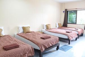 Ένα ή περισσότερα κρεβάτια σε δωμάτιο στο Sirikul Mansion