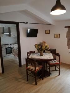 A television and/or entertainment centre at Alloggio Turistico Civico 4