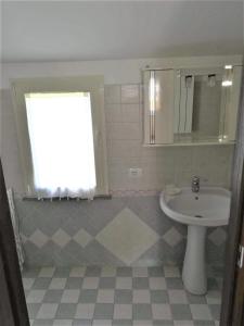 A bathroom at Alloggio Turistico Civico 4