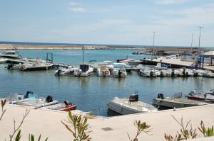 Un montón de barcos están atracados en un puerto en Angolo vista mare, en Savelletri di Fasano 13 fotos más