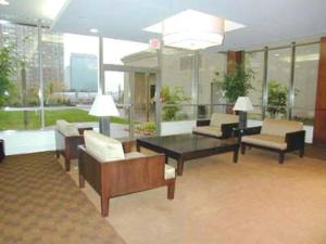 Area soggiorno di Mississauga Furnished Apartments
