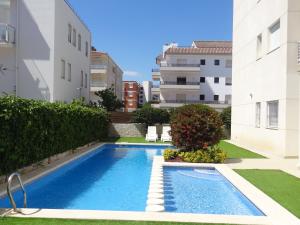 a swimming pool in the middle of a building at Apartamentos Las Brisas in L'Estartit