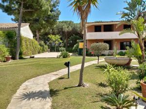 a garden in front of a house at Verdemare Sardegna Uno in Villasimius