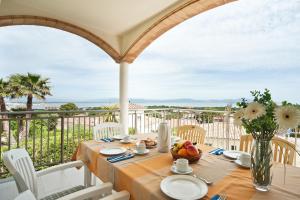 a dining table with a view of the ocean at Hart in L'Escala