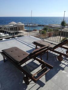 una chaise longue su un ponte con l'oceano sullo sfondo di House Marina 30m from the sea a Sveta Nedelja