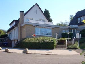 una casa con un arbusto delante de ella en Hotel Ohrberg, en Hameln