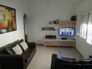 TV a/nebo společenská místnost v ubytování 2 bedroom newly renovated bungalow close to bars & restaurants