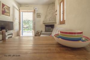 Miska na drewnianym stole w obiekcie Casa della Valle Gentile w mieście Mattinata