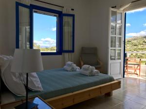 Postel nebo postele na pokoji v ubytování Spacious Paros, Lefkes house with awesome view