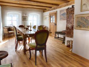 een eetkamer met een tafel en stoelen bij Ferienhaus Zur Alten Dame in Badenweiler