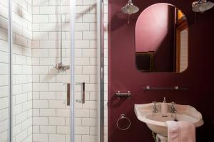 A bathroom at Cambo House 