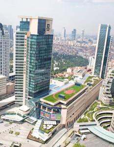 eine Luftansicht einer Stadt mit hohen Gebäuden in der Unterkunft Wyndham Grand Istanbul Levent in Istanbul