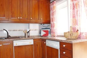 A kitchen or kitchenette at Casa Valdelagrana Playa