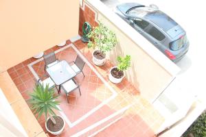 een patio met een tafel en planten bij Casa Valdelagrana Playa in El Puerto de Santa María