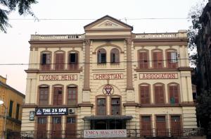 un antiguo edificio en medio de una ciudad en YMCA SEACOM INN, en Calcuta