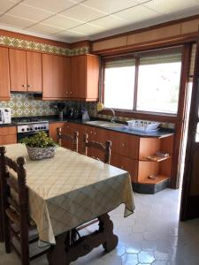 una cocina con mesa y fregadero. en Casa Rural "Casa Maria", en Artana