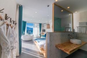 Bilik mandi di Butterfly Resort Villa