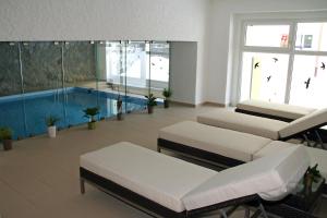 Πισίνα στο ή κοντά στο Monami Apartments Klosters, Apt. Solavers No 1 +12 φωτογραφίες
