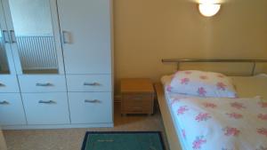 Dormitorio pequeño con cama y vestidor en Waldblick en Laudenbach