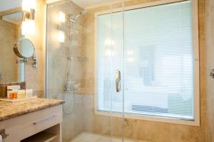 Ванная комната в Bellazure Hotel