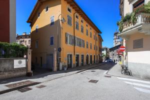un edificio amarillo al lado de una calle en Concilium, en Trento