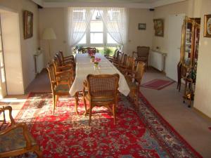 un comedor con una mesa larga y sillas en Hotel Ohrberg en Hameln