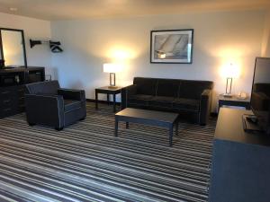 Posezení v ubytování Super 8 by Wyndham Portland Airport