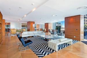 un soggiorno con mobili bianchi e un tappeto di Oracle Broadbeach - Amazing Ocean Views! a Gold Coast Altre 37 foto