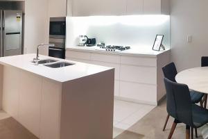 Cucina o angolo cottura di Oracle Broadbeach - Amazing Ocean Views!