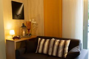 a living room with a couch and a table with a lamp at Hotel Alter Zoll in Kleinblittersdorf