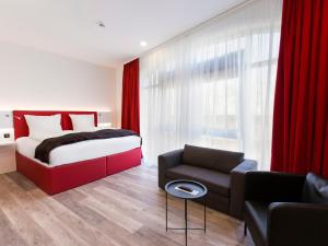 Postel nebo postele na pokoji v ubytování DORMERO Hotel Roth