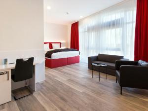 Postel nebo postele na pokoji v ubytování DORMERO Hotel Roth