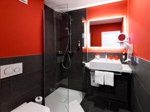 Koupelna v ubytování DORMERO Hotel Roth