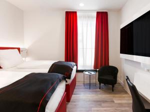 Postel nebo postele na pokoji v ubytování DORMERO Hotel Roth