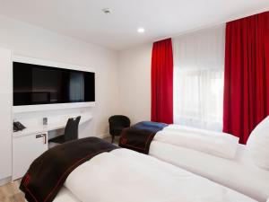 Postel nebo postele na pokoji v ubytování DORMERO Hotel Roth