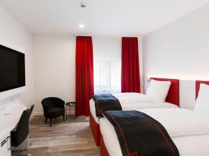 Postel nebo postele na pokoji v ubytování DORMERO Hotel Roth
