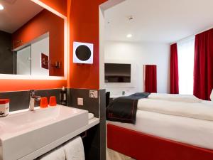 Postel nebo postele na pokoji v ubytování DORMERO Hotel Roth