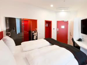 Postel nebo postele na pokoji v ubytování DORMERO Hotel Roth