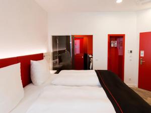 Postel nebo postele na pokoji v ubytování DORMERO Hotel Roth