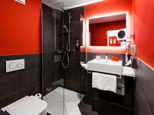 Koupelna v ubytování DORMERO Hotel Roth