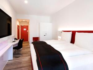 Postel nebo postele na pokoji v ubytování DORMERO Hotel Roth