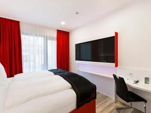 Postel nebo postele na pokoji v ubytování DORMERO Hotel Roth