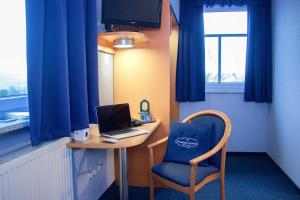 TV a/nebo společenská místnost v ubytování Donau-Hotel