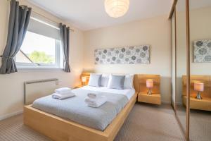 een slaapkamer met een bed met handdoeken erop bij White Corries in Aviemore