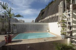 a swimming pool on the side of a building at Hotelinho Urca Guest House in Rio de Janeiro
