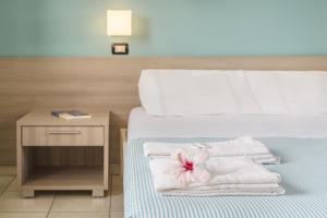 Rúm í herbergi á Hotel dei Bizantini & Villaggio Campo dei Messapi