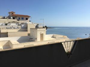 uitzicht op de oceaan vanaf het dak van een gebouw bij Apartment SunShine in Marzamemi +20 foto's