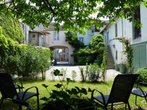 a garden with chairs in the yard of a house at Les Glycines in Le Vigan